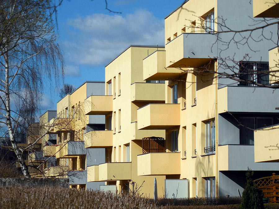 Pros and Cons of Multi-Family Dwellings Versus Single-Family Homes