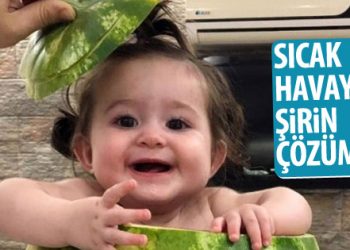 7 aylık bebeğini karpuzun içinde serinletti
