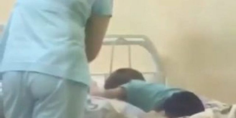Moskova’da hemşire hasta çocuğu yatağa bağladı