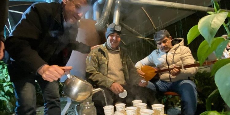 Antalyalı üreticiler seraların donmaması için nöbet tutuyor