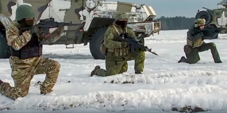 Bild: 12 bin Rus askeri, Ukrayna’ya saldırmak için Belarus’ta