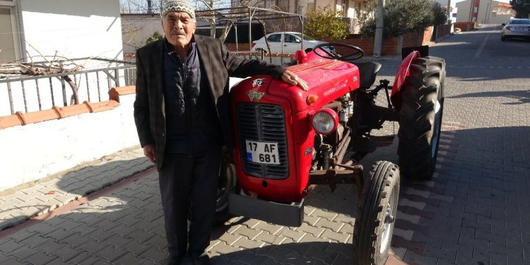 Çanakkale’de emektar traktörünü satan babasına sürpriz yaptı