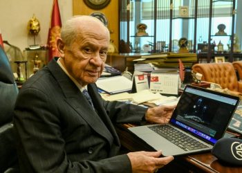 Devlet Bahçeli, AA’daki ‘Yılın Fotoğrafları’nı oyladı
