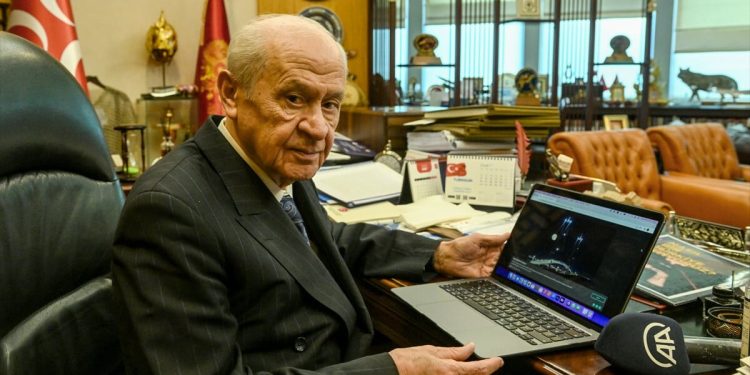 Devlet Bahçeli, AA’daki ‘Yılın Fotoğrafları’nı oyladı