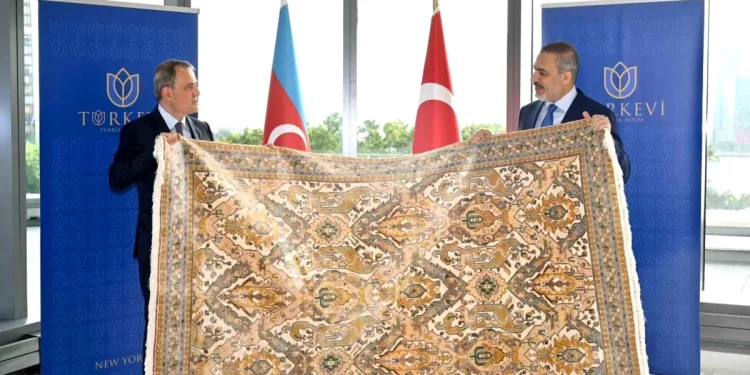 Azerbaycan Dışişleri Bakanı Bayramov, Hakan Fidan’a Karabağ halısı hediye etti
